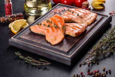 Izgarada pişmiş lezzetli taze kırmızı balık. Omega kaynağı, sağlıklı yiyecekler.