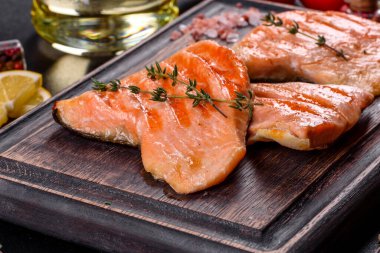 Izgarada pişmiş lezzetli taze kırmızı balık. Omega kaynağı, sağlıklı yiyecekler.