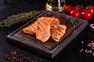 Izgarada pişmiş lezzetli taze kırmızı balık. Omega kaynağı, sağlıklı yiyecekler.