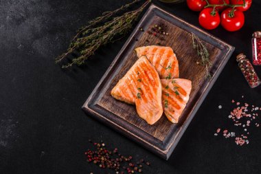 Izgarada pişmiş lezzetli taze kırmızı balık. Omega kaynağı, sağlıklı yiyecekler.