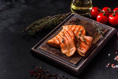 Izgarada pişmiş lezzetli taze kırmızı balık. Omega kaynağı, sağlıklı yiyecekler.