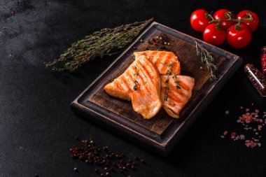 Izgarada pişmiş lezzetli taze kırmızı balık. Omega kaynağı, sağlıklı yiyecekler.