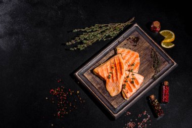 Izgarada pişmiş lezzetli taze kırmızı balık. Omega kaynağı, sağlıklı yiyecekler.