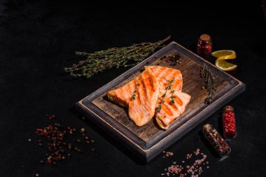 Izgarada pişmiş lezzetli taze kırmızı balık. Omega kaynağı, sağlıklı yiyecekler.