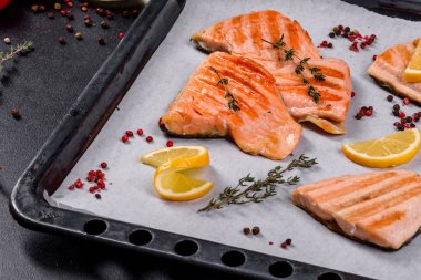 Izgarada pişmiş lezzetli taze kırmızı balık. Omega kaynağı, sağlıklı yiyecekler.