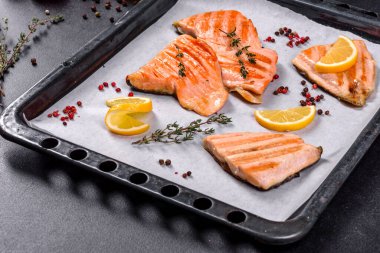 Izgarada pişmiş lezzetli taze kırmızı balık. Omega kaynağı, sağlıklı yiyecekler.