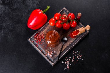 Baharatlı baharatlı Gürcistan mutfağı. Kırmızı biber ve sarımsaklı bir kâse.