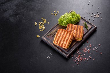 Peynirli ve jambonlu taze kızarmış ekmek. Sandviç, atıştırmalık.