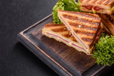 Peynirli ve jambonlu taze kızarmış ekmek. Sandviç, atıştırmalık.