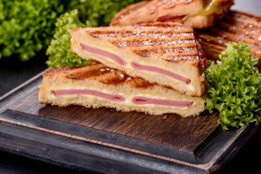 Peynirli ve jambonlu taze kızarmış ekmek. Sandviç, atıştırmalık.