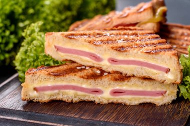 Peynirli ve jambonlu taze kızarmış ekmek. Sandviç, atıştırmalık.