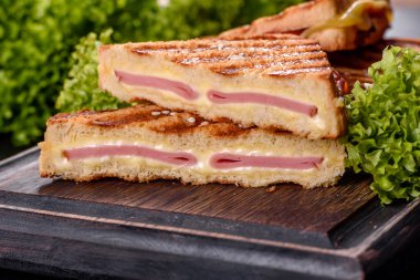 Peynirli ve jambonlu taze kızarmış ekmek. Sandviç, atıştırmalık.