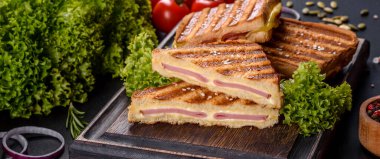 Peynirli ve jambonlu taze kızarmış ekmek. Sandviç, atıştırmalık.