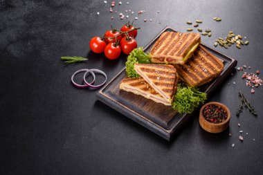 Peynirli ve jambonlu taze kızarmış ekmek. Sandviç, atıştırmalık.