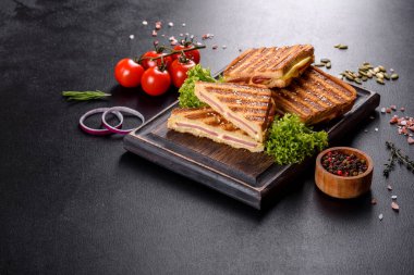 Peynirli ve jambonlu taze kızarmış ekmek. Sandviç, atıştırmalık.