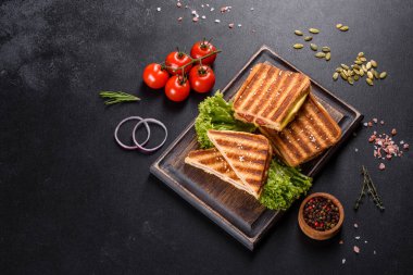 Peynirli ve jambonlu taze kızarmış ekmek. Sandviç, atıştırmalık.