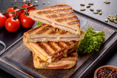 Peynirli ve jambonlu taze kızarmış ekmek. Sandviç, atıştırmalık.