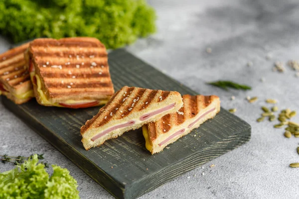 Delicioso Churrasqueira Fresca Com Queijo Presunto Sanduíches Lanche Rápido — Fotografia de Stock