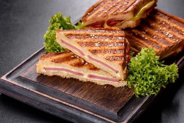 Deliziosa Griglia Toast Fresco Con Formaggio Prosciutto Panini Spuntino Veloce — Foto Stock