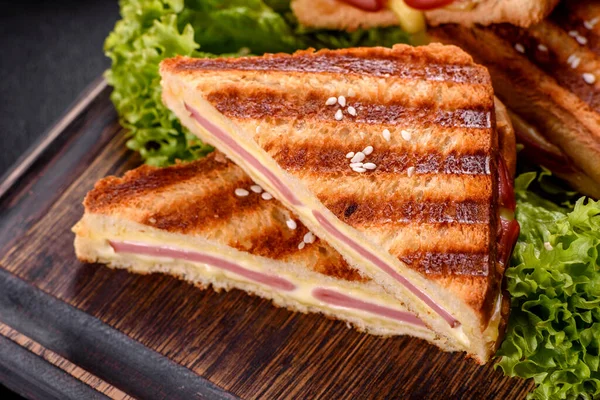 Deliziosa Griglia Toast Fresco Con Formaggio Prosciutto Panini Spuntino Veloce — Foto Stock