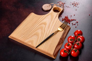 Koyu beton arka planda tuz, baharat ve otlarla tahta kesmek. Sağlıklı Yemek Pişirme