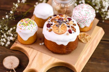 Kutlama pastaları beyaz jöleli, fındıklı ve Paskalya yumurtalı kuru üzümlü. Paskalya için hazırlıklar