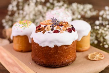 Kutlama pastaları beyaz jöleli, fındıklı ve Paskalya yumurtalı kuru üzümlü. Paskalya için hazırlıklar