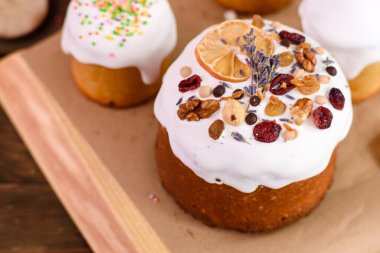 Kutlama pastaları beyaz jöleli, fındıklı ve Paskalya yumurtalı kuru üzümlü. Paskalya için hazırlıklar