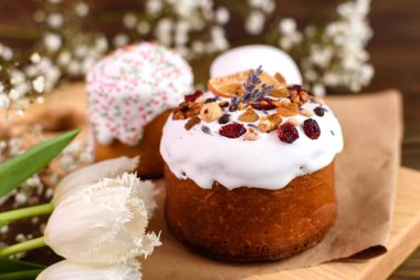 Kutlama pastaları beyaz jöleli, fındıklı ve Paskalya yumurtalı kuru üzümlü. Paskalya için hazırlıklar