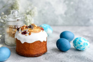 Kutlama pastaları beyaz jöleli, fındıklı ve Paskalya yumurtalı kuru üzümlü. Paskalya için hazırlıklar