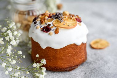 Kutlama pastaları beyaz jöleli, fındıklı ve Paskalya yumurtalı kuru üzümlü. Paskalya için hazırlıklar