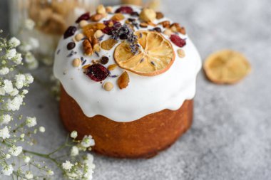 Kutlama pastaları beyaz jöleli, fındıklı ve Paskalya yumurtalı kuru üzümlü. Paskalya için hazırlıklar