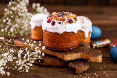 Kutlama pastaları beyaz jöleli, fındıklı ve Paskalya yumurtalı kuru üzümlü. Paskalya için hazırlıklar