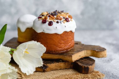 Kutlama pastaları beyaz jöleli, fındıklı ve Paskalya yumurtalı kuru üzümlü. Paskalya için hazırlıklar