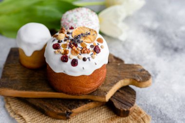 Kutlama pastaları beyaz jöleli, fındıklı ve Paskalya yumurtalı kuru üzümlü. Paskalya için hazırlıklar