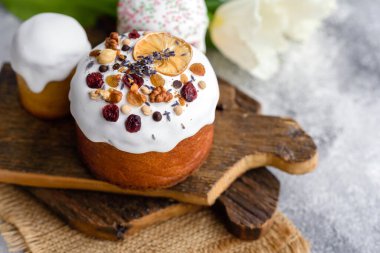 Kutlama pastaları beyaz jöleli, fındıklı ve Paskalya yumurtalı kuru üzümlü. Paskalya için hazırlıklar