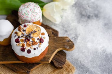 Kutlama pastaları beyaz jöleli, fındıklı ve Paskalya yumurtalı kuru üzümlü. Paskalya için hazırlıklar