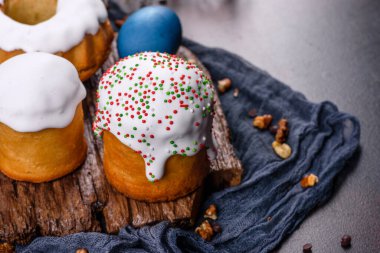 Kutlama pastaları beyaz jöleli, fındıklı ve Paskalya yumurtalı kuru üzümlü. Paskalya için hazırlıklar