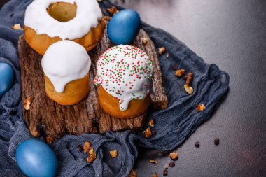 Kutlama pastaları beyaz jöleli, fındıklı ve Paskalya yumurtalı kuru üzümlü. Paskalya için hazırlıklar