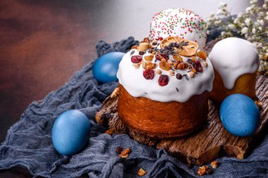 Kutlama pastaları beyaz jöleli, fındıklı ve Paskalya yumurtalı kuru üzümlü. Paskalya için hazırlıklar