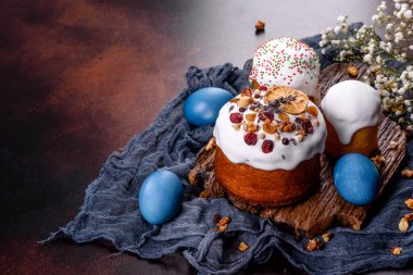 Kutlama pastaları beyaz jöleli, fındıklı ve Paskalya yumurtalı kuru üzümlü. Paskalya için hazırlıklar