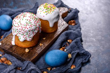 Kutlama pastaları beyaz jöleli, fındıklı ve Paskalya yumurtalı kuru üzümlü. Paskalya için hazırlıklar