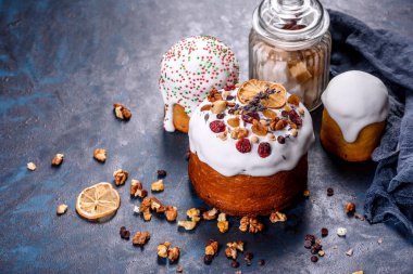 Kutlama pastaları beyaz jöleli, fındıklı ve Paskalya yumurtalı kuru üzümlü. Paskalya için hazırlıklar