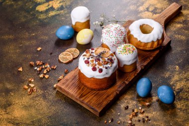 Kutlama pastaları beyaz jöleli, fındıklı ve Paskalya yumurtalı kuru üzümlü. Paskalya için hazırlıklar