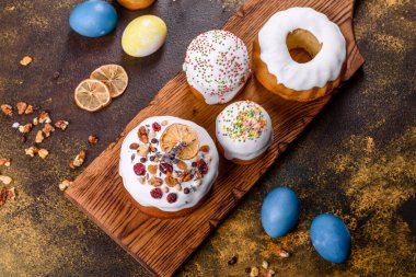 Kutlama pastaları beyaz jöleli, fındıklı ve Paskalya yumurtalı kuru üzümlü. Paskalya için hazırlıklar