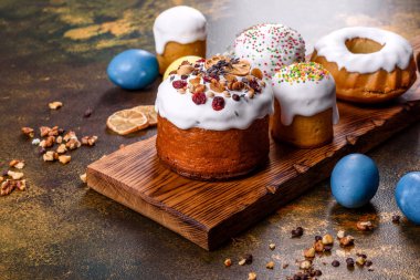 Kutlama pastaları beyaz jöleli, fındıklı ve Paskalya yumurtalı kuru üzümlü. Paskalya için hazırlıklar