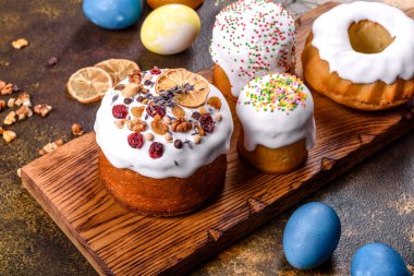Kutlama pastaları beyaz jöleli, fındıklı ve Paskalya yumurtalı kuru üzümlü. Paskalya için hazırlıklar