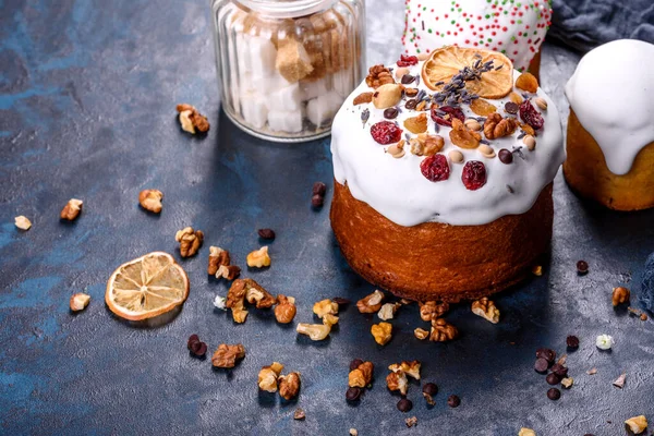 Kutlama pastaları beyaz jöleli, fındıklı ve Paskalya yumurtalı kuru üzümlü. Paskalya için hazırlıklar