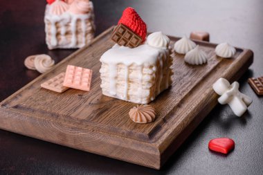 İştah açıcı bir pasta şeklinde yapılmış güzel renkli parlak sabun. Aromaterapi, bitki kokulu sabun.