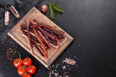 Baharat ve bitkilerle tuzlanmış ve kurutulmuş lezzetli et. Hızlı ve sağlıklı atıştırmalıklar.